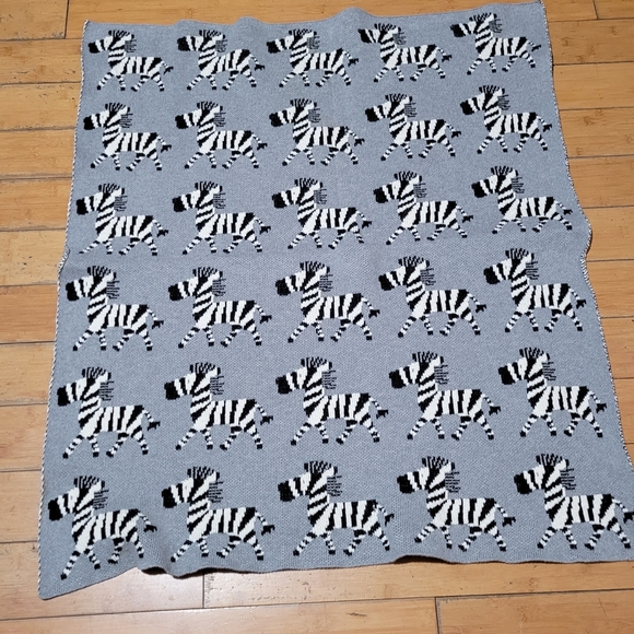 Zebra Print Transitional Gray Knitted 33" X 40" Baby Blanket - Picture 2 of 4